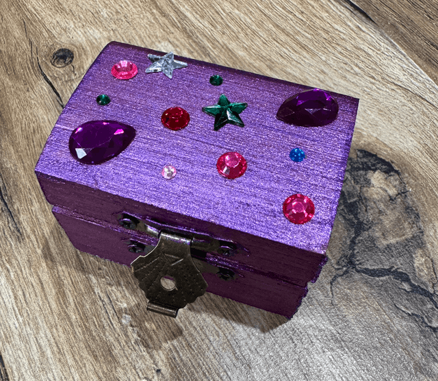 Paint and decorate a treasure chest kit